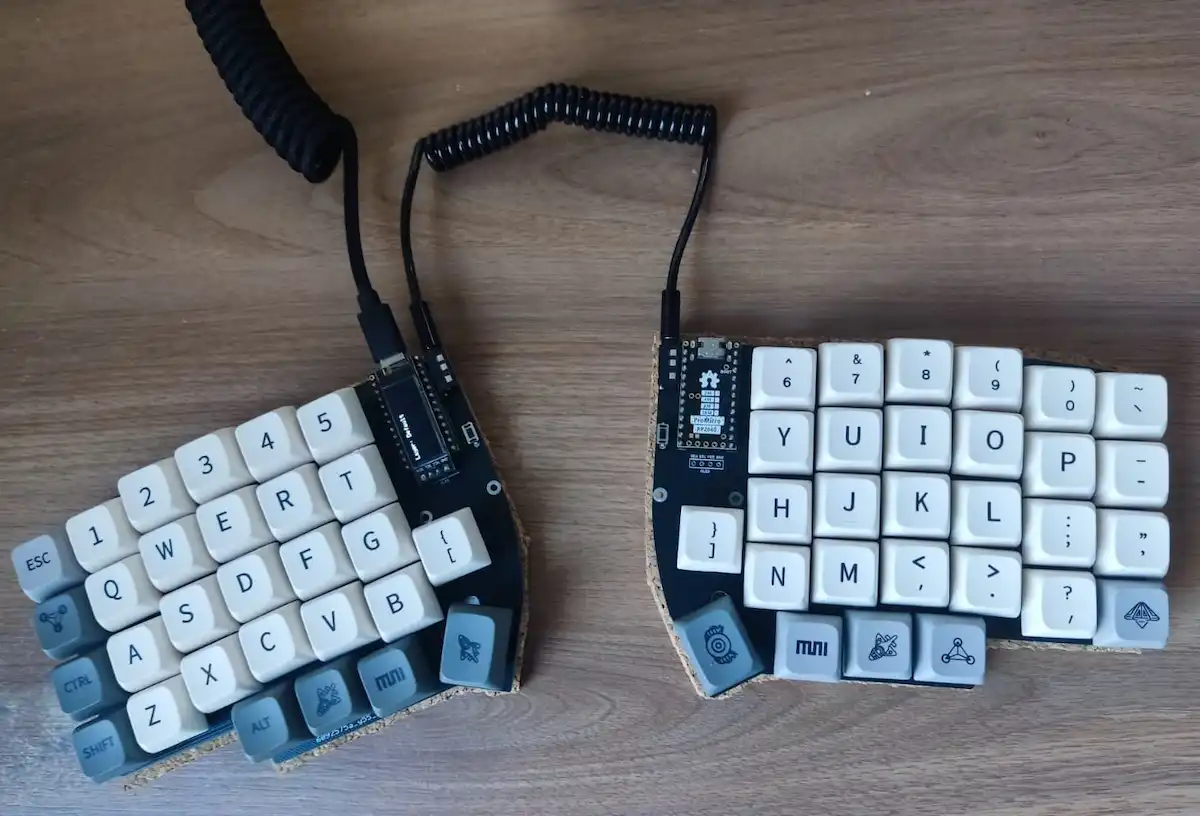 Teclado split Lily58 Pro.